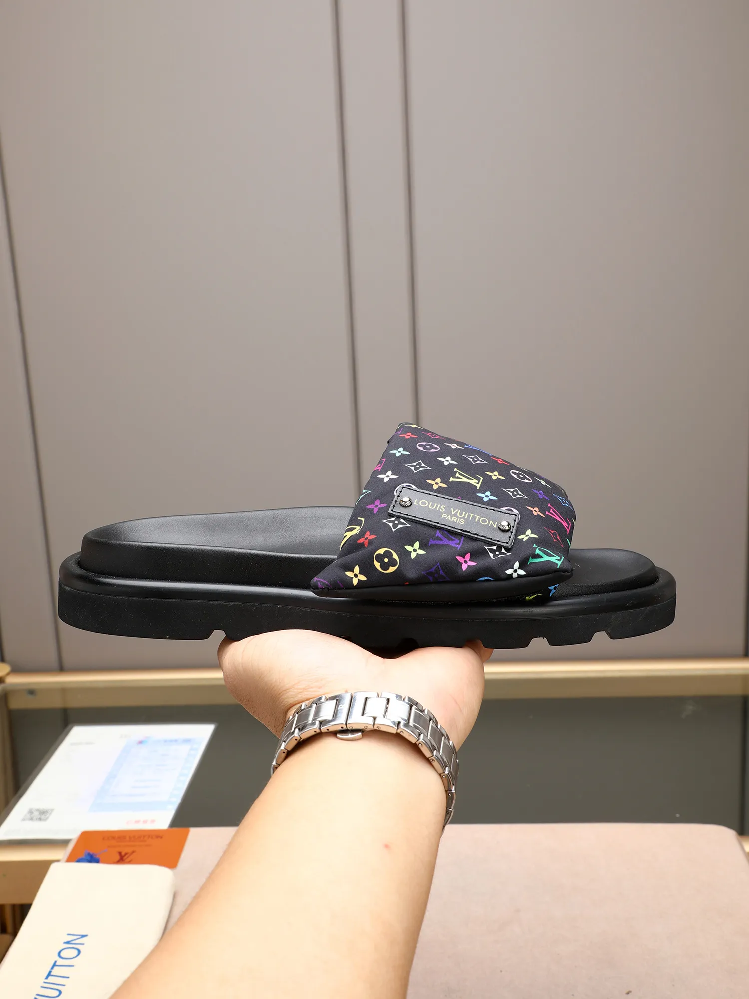 PP360 [LOUIS VUITTON] Louis Vuitton, LV printing, men's and women's slippers are on the market. The drawer box packaging comes with a cloth bag and a card. The upper pattern looks very soft and waxy, and it is a super versatile leg slimming tool. Fabric: imported denim/canvas/old fabric, LV hardware LOGO, official website pattern printing, comfortable to wear, feet: high-elastic PU water table. Sole: foam sole, heel height: about 5cm. Code number: 35-46, 35, 45, 46 are custom-made and non-returnable. Color: multiple colors and styles available.